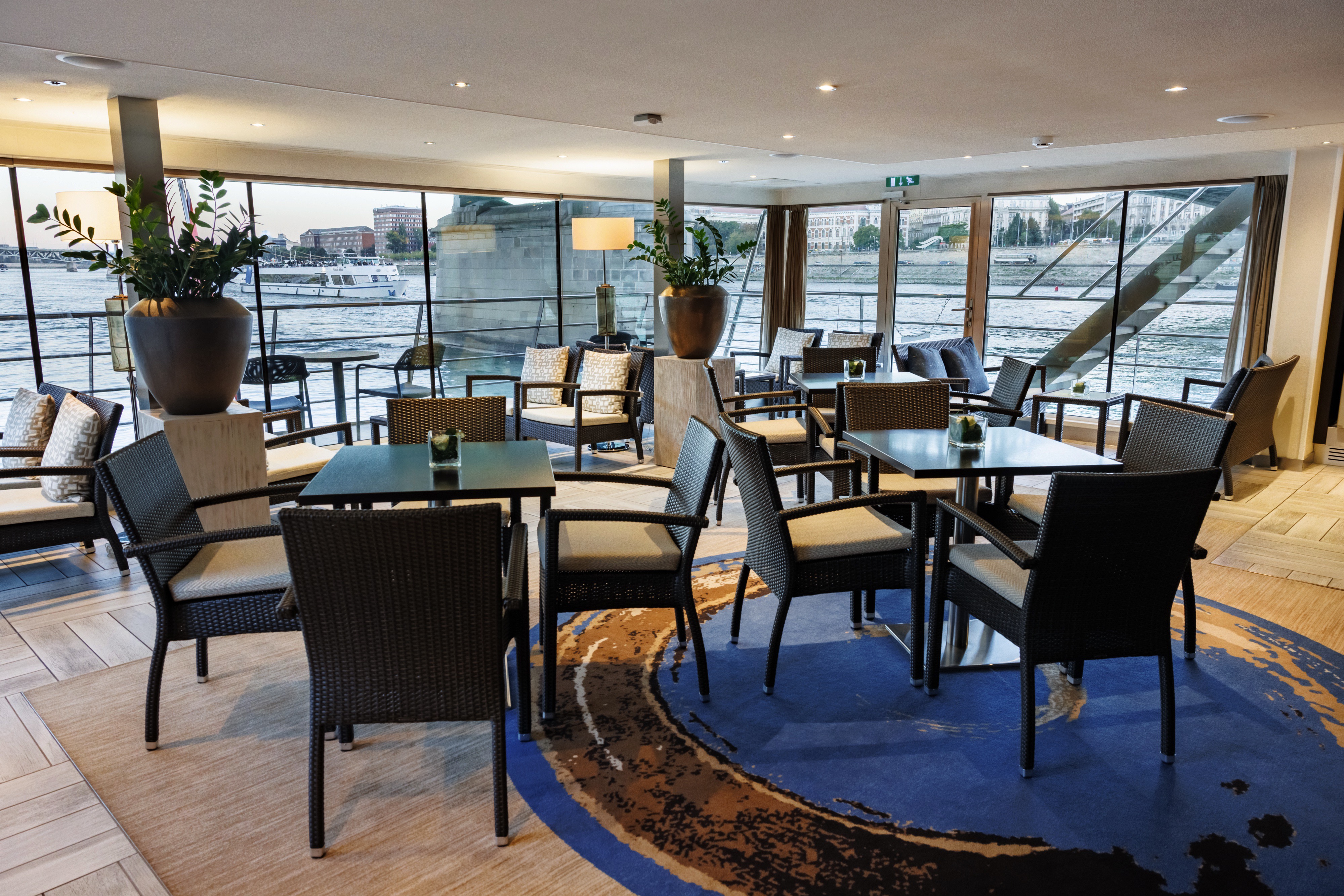 Avalon Illumination - Club Lounge